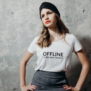 T-shirt mulher “Offline is the New Luxury”