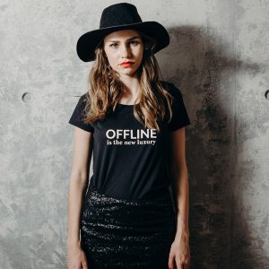 T-shirt mulher “Offline is the New Luxury”